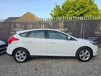 Used Ford Focus Zetec 125 HP (91 kW) 2013 White Hatchback