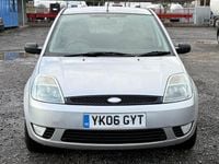 Usado Ford Fiesta Zetec 80 CV (58 kW) 2006 Plateado Utilitario