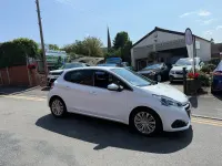 Used Peugeot 208 Allure 100 HP (73 kW) 2017 White Hatchback