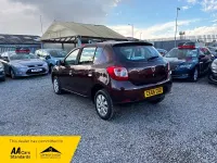 Usado Dacia Sandero Ambiance 75 HP (55 kW) 2016 Castanho Citadino