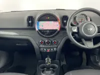 Używany Mini Cooper Countryman Classic 134 KM (98 kW) 2022 Zielony SUV