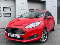 Usado Ford Fiesta Zetec 82 HP (60 kW) 2013 Vermelho Citadino