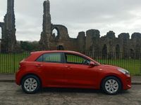 Begagnad Kia Rio 84 HK (61 kW) 2018 Röd Halvkombi