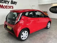 Usado Toyota Aygo X-play 69 CV (50 kW) 2015 Rojo Utilitario