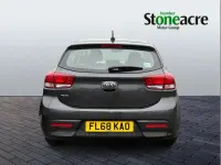 Usado Kia Rio 100 CV (73 kW) 2018 Gris Utilitario