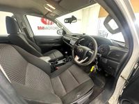 Used Toyota HiLux Active 150 HP (110 kW) 2018 White Pickup
