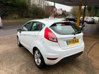 Begagnad Ford Fiesta Zetec 82 HK (60 kW) 2015 Vit Halvkombi