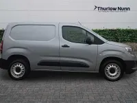 Begagnad Vauxhall Combo S 100 HK (73 kW) 2023 Grå Minibuss