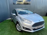 Usado Ford Fiesta Zetec 82 HP (60 kW) 2015 Prateado Citadino