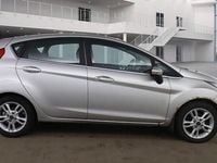 Usado Ford Fiesta Zetec 75 HP (55 kW) 2015 Prateado Citadino