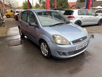 Usado Ford Fiesta Zetec 80 HP (58 kW) 2006 Azul Citadino