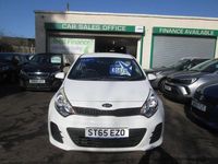 Begagnad Kia Rio 84 HK (61 kW) 2015 Vit Halvkombi