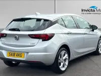 Used Vauxhall Astra SRi 150 HP (110 kW) 2018 Reflex silver metallic Hatchback