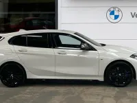 Begagnad BMW M135 Shadowline 306 HK (225 kW) 2022 Vit Halvkombi