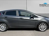 Usado Ford Fiesta Titanium 125 HP (91 kW) 2016 Cinzento Citadino
