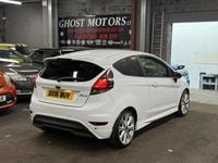 Used Ford Fiesta Zetec 95 HP (69 kW) 2016 White Hatchback
