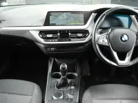 Usado BMW 118 Sport Line 134 CV (98 kW) 2023 Gris Utilitario