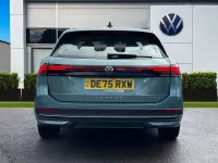 Usado VW Passat Life 204 CV (150 kW) 2025 Verde Familiar