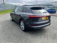 Usado Audi e-tron Comfort 300 kW (408 CV) 2019 Gris SUV
