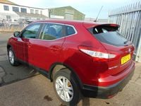 Used Nissan Qashqai Acenta 110 HP (80 kW) 2015 Red SUV