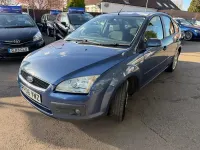 Begagnad Ford Focus Ghia 136 HK (100 kW) 2006 Blå Halvkombi