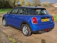 Używany Mini Cooper Classic 136 KM (100 kW) 2020 Niebieski Hatchback