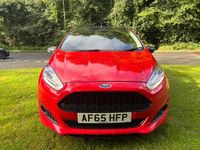 Usado Ford Fiesta Zetec 140 HP (102 kW) 2015 Vermelho Citadino