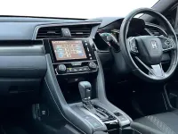 Begagnad Honda Civic SR 129 HK (94 kW) 2017 Röd Halvkombi
