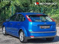 Begagnad Ford Focus 99 HK (72 kW) 2006 Blå Halvkombi