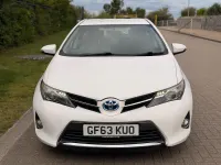 Used Toyota Auris Hybrid 136 HP (100 kW) 2013 White Hatchback