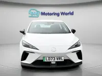 Begagnad MG MG4 EV SE 319 kW (435 HK) 2023 Vit Halvkombi