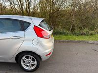 Usado Ford Fiesta Zetec 82 HP (60 kW) 2013 Prateado Citadino