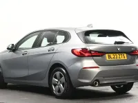 Usado BMW 118 Sport Line 134 CV (98 kW) 2023 Gris Utilitario