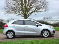 Usado Kia Rio 109 CV (80 kW) 2014 Plateado Utilitario