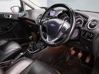 Usado Ford Fiesta Titanium 95 HP (69 kW) 2016 Cinzento Citadino