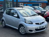 Gebraucht Toyota Aygo 67 PS (49 kW) 2011 Silber Kleinwagen