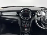 Usado Mini Cooper Classic 134 HP (98 kW) 2019 Branco Citadino