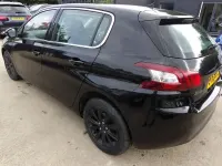 Usado Peugeot 308 Allure 120 CV (88 kW) 2016 Negro Utilitario