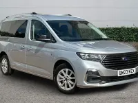 Usado Ford Tourneo Titanium 122 CV (89 kW) 2023 Plateado Familiar