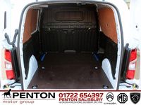 Second-hand Vauxhall Combo S 100 CP (73 kW) 2023 Alb Monovolum