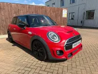 Begagnad Mini Cooper S Hatch 192 HK (141 kW) 2019 Röd Halvkombi