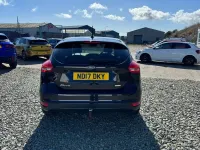 Usado Ford Focus Zetec 125 CV (91 kW) 2017 Negro Utilitario