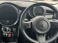 Begagnad Mini Cooper Classic 136 HK (100 kW) 2021 Röd Halvkombi