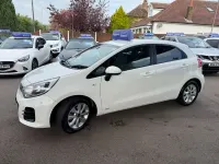 Begagnad Kia Rio 2015 Vit Halvkombi