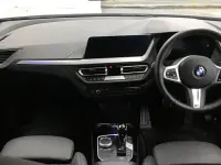 Usado BMW 118 M Sport 134 HP (98 kW) 2023 Cinzento Citadino