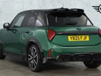 Usado Mini Cooper Hatch 113 kW (154 CV) 2025 Verde Utilitario
