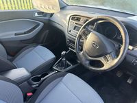 Used Hyundai i20 Premium 100 HP (73 kW) 2015 White Hatchback