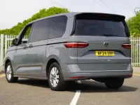 Begagnad VW Multivan Life 218 HK (160 kW) 2024 Grå Minibuss