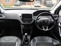Usado Peugeot 2008 Allure 82 HP (60 kW) 2016 Branco SUV
