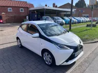 Usado Toyota Aygo X-play 69 HP (50 kW) 2015 Branco Citadino
